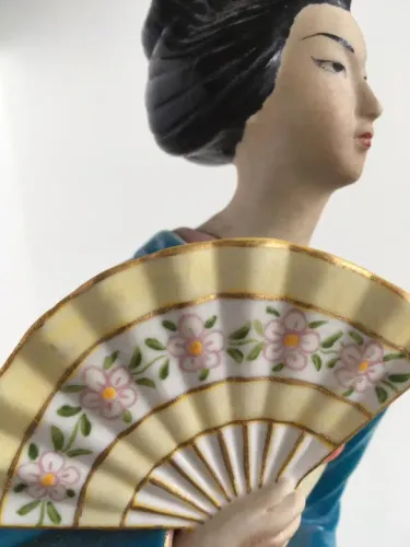 estatueta Hakata Gueisha Doll (cerâmica esmaltada ou argila). procedência desconhecida. 