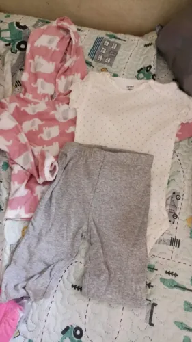 Conjunto de roupas infantis