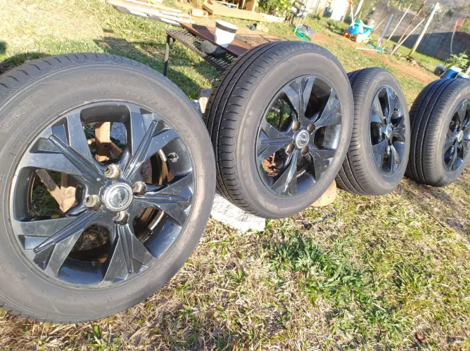 Jogo de rodas aro 14 (4x100) Mod. Onix Prime liga leve Zunki com pneus Nexen semi novos 