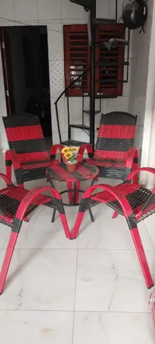 Quatro cadeiras com mesa de centro