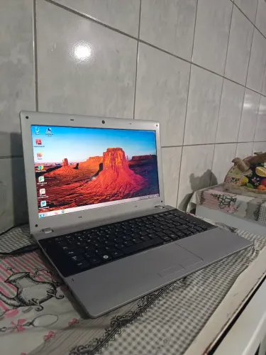 Notebook Samsung com 4gb memória, teclado novo, carregador original.