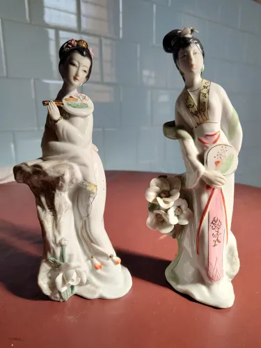 Escultura de gueixa em porcelana oriental