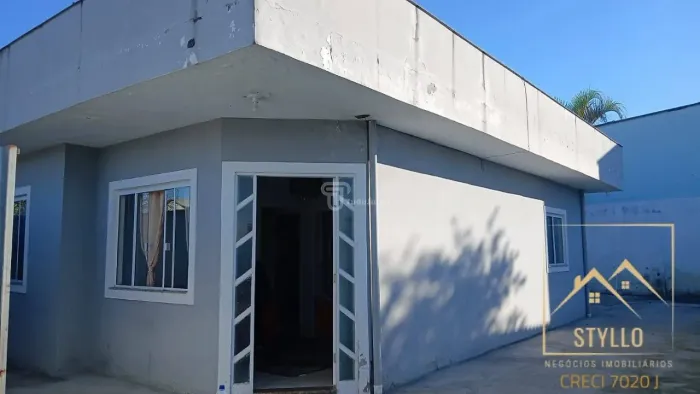 Excelente casa 3 dormitórios localizada no Caminho Novo em Palhoça/SC.