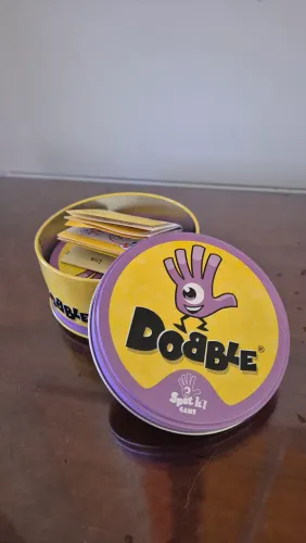 Jogo Dobble (Spot It!)<br>Jogo de cartas Dobble completo, divertido e fácil de aprender.