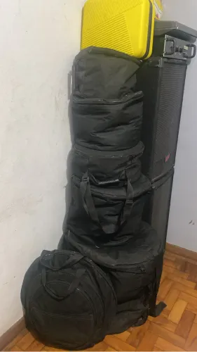 Bateria odery in rock completa incluindo pratos e case ótimo estado