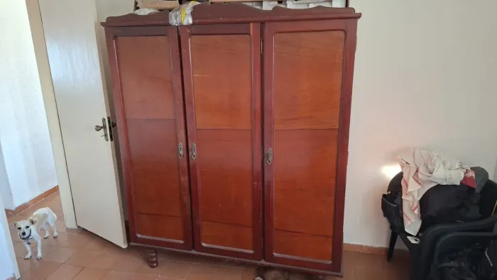 Vendo guarda-roupa de madeira maciça