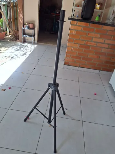 Tripé de caixa de som reforçado, suporta até 60kg.