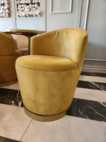 Poltrona giratória amarelo mostarda