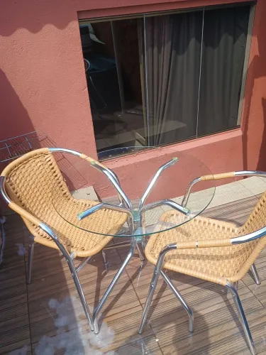 Mesa de varanda com duas cadeiras 
