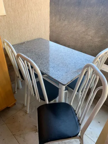 Mesa de jantar c/ tampo em granito 4 cadeiras !