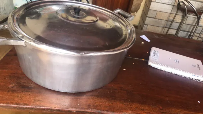 Panela de alumínio grande