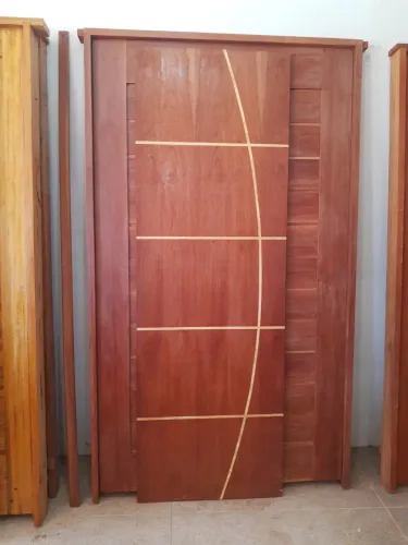PORTA LAMINADA EM JATOBÁ FRISADA (valor à vista)