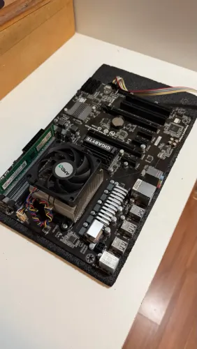 Kit Placa-mãe Gigabyte GA-970A-DS3P + AMD Athlon II X2 + 4GB DDR3