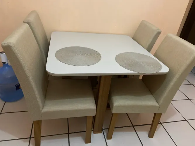 Mesa de jantar com 4 cadeiras 