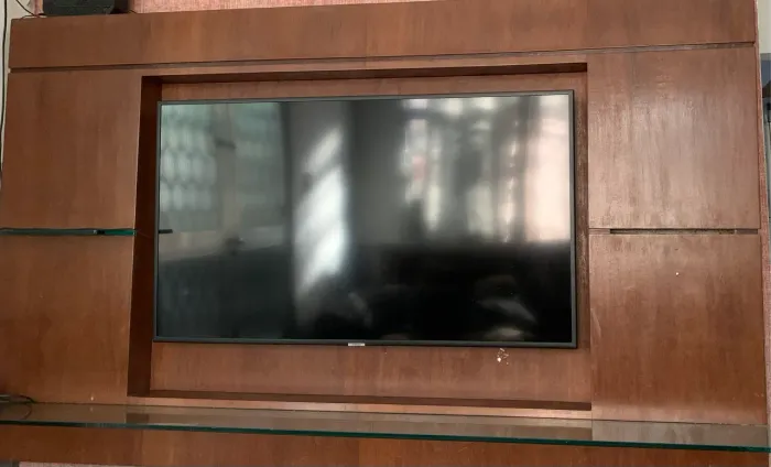 Rack p TV em MADEIRA ótimo estado ,sem vidro do lado direito, 2m de larg e 1.20m de alt