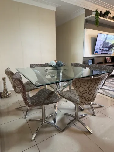Base de mesa em inox + 4 cadeiras de giro com base de inox (somente base + cadeiras)