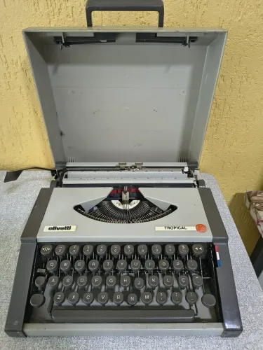 Máquina de Escrever Olivetti Tropical