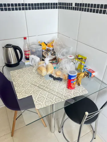 Mesa de vidro com suporte