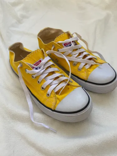 Tênis amarelo all star