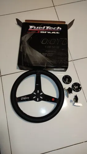Volante esportiva FUELTECH SNUTT FTR 355.