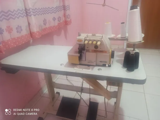 Vende se máquina de costura uma reta e um ponto cadeia, usadas e ótimo estado funcionando.