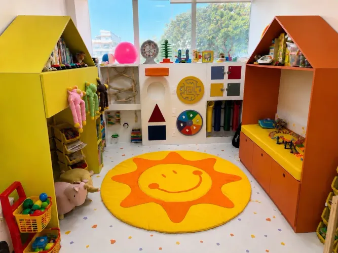 Estante casa para brinquedos com banco estofado e nichos/gavetas