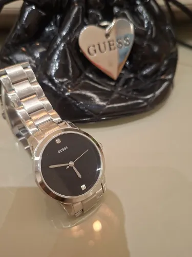 Relógio Original Guess feminino com o icônico diamante na posição 12 horas