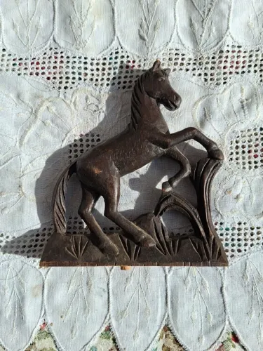 Escultura cavalo sem a base de madeira nobre