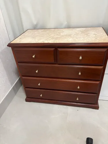 Cômoda antiga com tampo de mármore