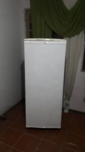 Geladeira Consul 310 litros funcionando perfeitamente.