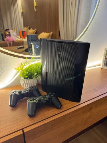 Console Sony PS3 Super Slim com 2 controles