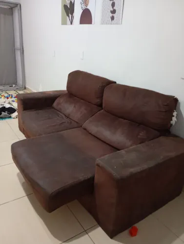 Sofá retrátil usado.