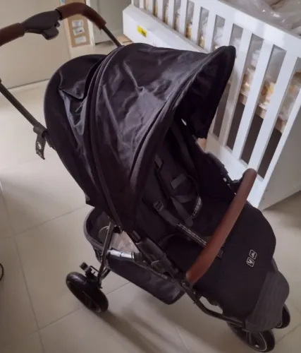 Carrinho de bebê da Treviso, com 4 posições de reclinar, possui capota com visor.