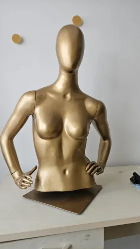 Manequim feminino dourado