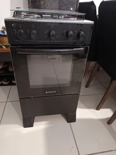 Vendo Fogão Atlas em ótimo estado.