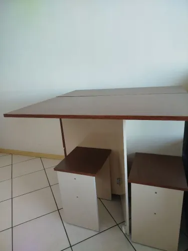 Mesa retrátil com 4 bancos 