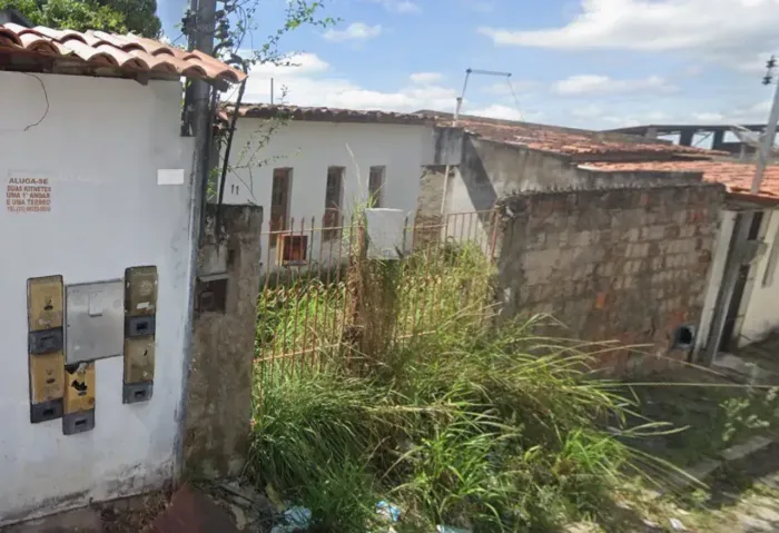 OPORTUNIDADE NO FEIRA VI  FEIRA 6 UEFS - CASA ANTIGA/ABANDONADA COM PREÇO DE TERRENO