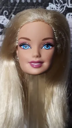 BARBIE MATTEL ANTIGA -OBS: SÓ A CABEÇA DA BARBIE.