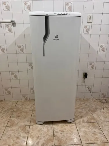 Geladeira/Refrigerador Electrolux Degelo Prático 240L Branca