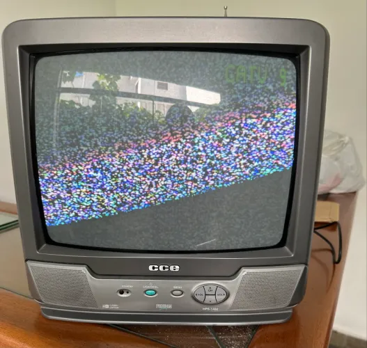 Ficou sem internet!!!Tv portátil CCE HPS-1402.  Marca: CCE  em ótimo estado