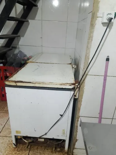 Frezer Esmaltec gelando