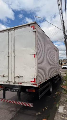 Caminhão Mercedes 709 baú