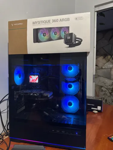 Gabinete MSI MAG Pano + Water Cooler 360mm com Tela LCD