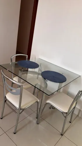 Mesa com tampo de vidro 4 cadeiras