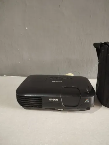 Projetor Epson está com defeito quando liga se desliga