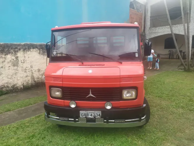 Caminhão carroceria 608