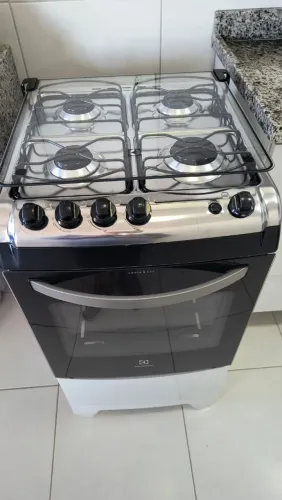 Fogão Brastemp 4 bocas a gás, com acendimento automático, branco em bom estado.