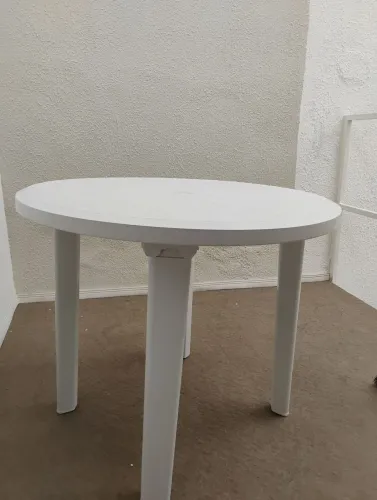 Mesa desmontável branca novíssima