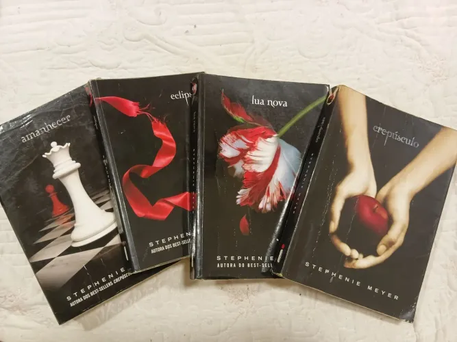 LIVROS SAGA CREPÚSCULO E SOL DA MEIA NOITE E O MORRO DO VENTOS UIVANTES