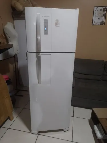 GELADEIRA ELETROLUX FROST FREE GELO SECO USADA COM MARCAS DE USO PORÉM GELANDO